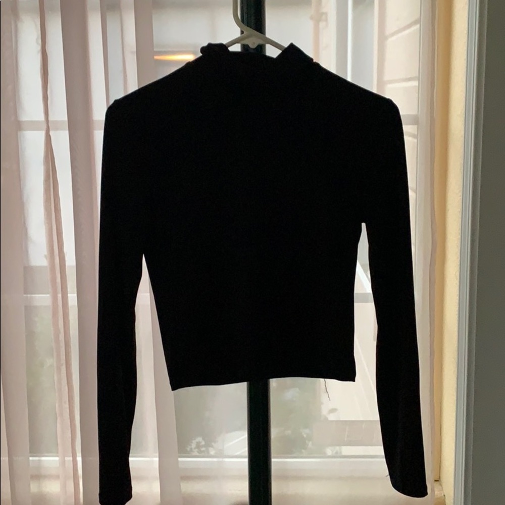 Tight long sleeve shirt.